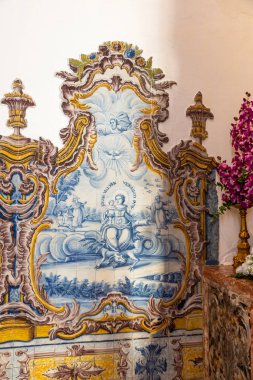 İsa Manastırı 'nın duvarlarını kaplayan figüratif fayansların görünüşü, Gotik tarzda yapılmış, Portekiz manüel tarzı..