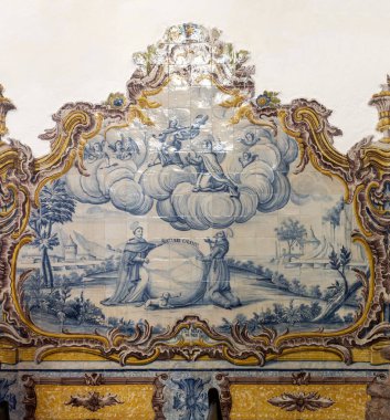 İsa Manastırı 'nın duvarlarını kaplayan figüratif fayansların görünüşü, Gotik tarzda yapılmış, Portekiz manüel tarzı..