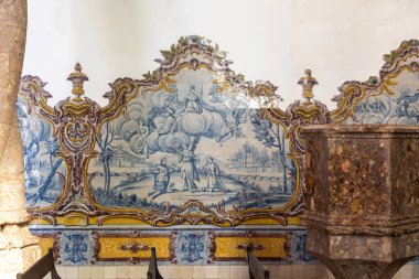 İsa Manastırı 'nın duvarlarını kaplayan figüratif fayansların görünüşü, Gotik tarzda yapılmış, Portekiz manüel tarzı..