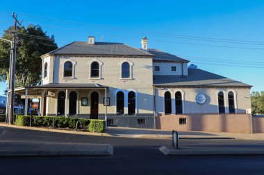 1882 'de Victoria Dönemi' nin sonlarında, Macquarie Street, Dubbo, New South Wales, Avustralya 'da inşa edilmiş güzel bir miras mimarisi cephesi.