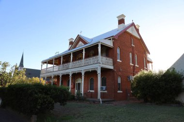 1901-1902 yılları arasında Dubbo, New South Wales, Avustralya 'da kırmızı tuğlalarda dikilen muhteşem St. Brigid Katolik Presbytery binasının cephesi.