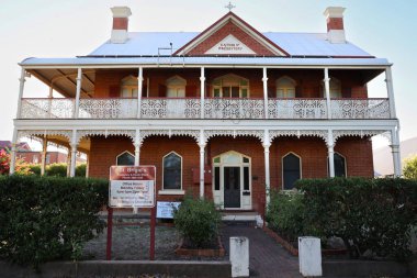 1901-1902 yılları arasında Dubbo, New South Wales, Avustralya 'da kırmızı tuğlalarda dikilen muhteşem St. Brigid Katolik Presbytery binasının cephesi.