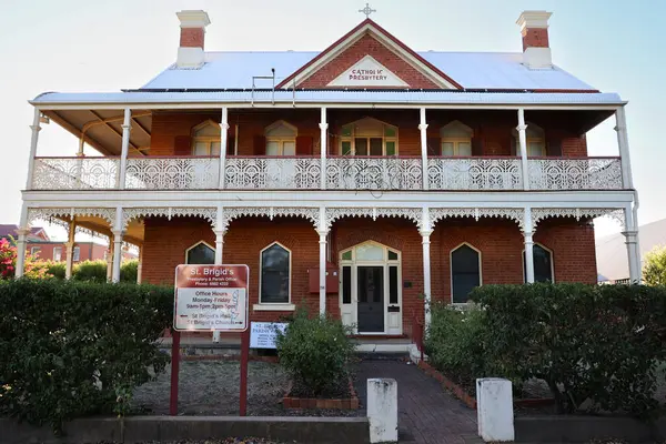 1901-1902 yılları arasında Dubbo, New South Wales, Avustralya 'da kırmızı tuğlalarda dikilen muhteşem St. Brigid Katolik Presbytery binasının cephesi.