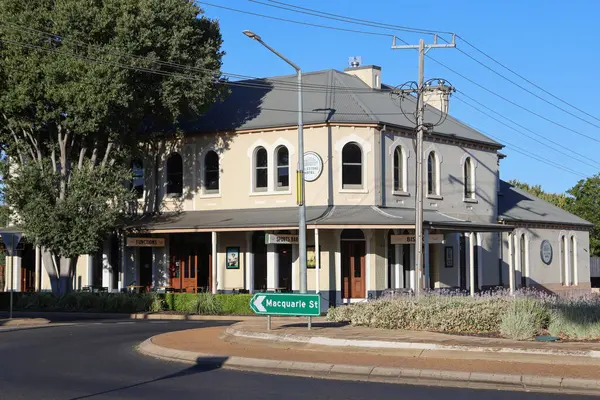 1882 'de Victoria Dönemi' nin sonlarında, Macquarie Street, Dubbo, New South Wales, Avustralya 'da inşa edilmiş güzel bir miras mimarisi cephesi.