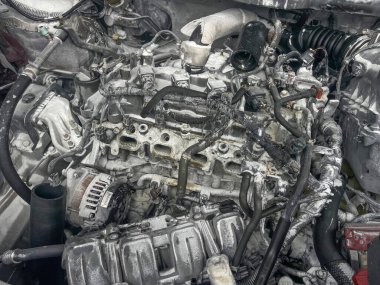 Araba motorunun tamiratı sırasında bir yangın sonucu oluşan araç motorunda gözle görülür derecede hasar meydana geldi..