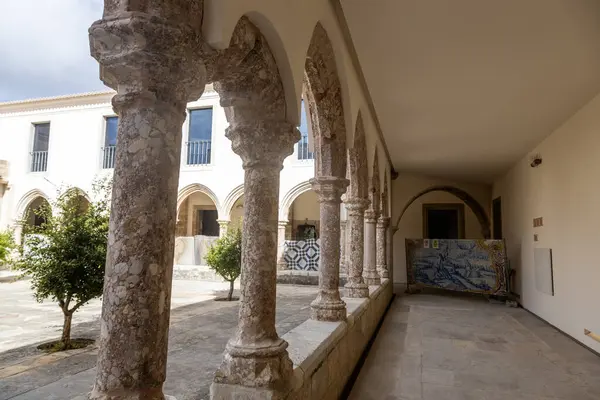 İsa Manastırı, Setubal, Portekiz manastırı etrafındaki sütunların ayrıntıları.