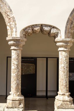 İsa Manastırı, Setubal, Portekiz Manastırı 'ndaki sütun kemerlerinin ayrıntıları.