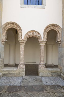 İsa Manastırı, Setubal, Portekiz Manastırı 'ndaki sütun kemerlerinin ayrıntıları.