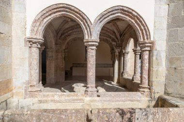 İsa Manastırı, Setubal, Portekiz Manastırı 'ndaki sütun kemerlerinin ayrıntıları.