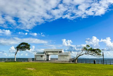 Güzel Woody Point Jetty manzarası, Redcliffe Yarımadası, Queensland, Avustralya 'nın cazibesi.