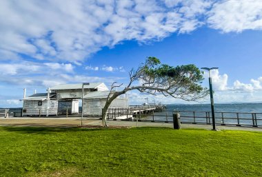 Güzel Woody Point Jetty manzarası, Redcliffe Yarımadası, Queensland, Avustralya 'nın cazibesi.