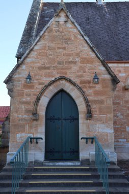 Avustralya 'nın Yeni Güney Galler şehrindeki Kutsal Üçlemeci Anglikan Kilisesi 1876' da Gotik Diriliş mimari tarzında sivri kemerler ve mızrak camlarıyla inşa edilmiştir.