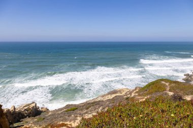 Gümüş Sahil, Portekiz 'in orta kesiminde güzel plajları ve Atlantik Okyanusu boyunca uzanan engebeli arazisi olan bir bölgedir. 