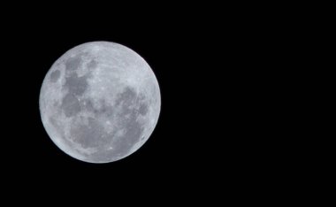 Dolunay 2025 Nisan 'ında, güney yarımkürede görüldüğü gibi, apogee' de bir mikro ay..