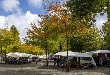 Barcelos, Portekiz 'de giysi, ayakkabı ve aksesuar gibi her şeyi satan güzel ve yoğun haftalık açık hava pazarı manzarası