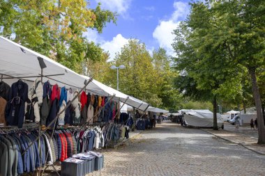 Barcelos, Portekiz 'de giysi, ayakkabı ve aksesuar gibi her şeyi satan güzel ve yoğun haftalık açık hava pazarı manzarası