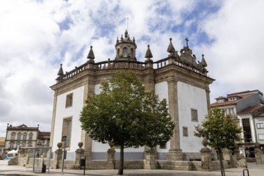 Senyor Bom Jesus da Cruz Kilisesi, Barcelos, Portekiz 'deki Barok mimarisinde 18. yüzyılda inşa edilmiştir.