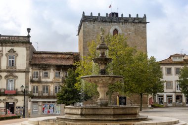 Portekiz 'in Barcelos şehrinin tarihi merkezindeki Su Çeşmesi ve Ortaçağ Kulesi manzarası