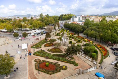 Güzel Jardim das Barrocas manzarası, Barcelos, Portekiz 'de barok (rokoko) ve neoklasik tarzda inşa edilmiş bir halk bahçesi.