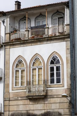 Portekiz 'in Barcelos kentinin tarihi merkezindeki miras binalarının manzarası