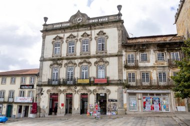 Portekiz 'in Barcelos kentinin tarihi merkezindeki miras binalarının manzarası