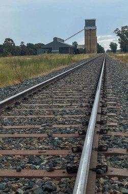 Ufukta tahıl ambarının yanında kaybolan bir nokta içeren demiryolu görüntüleri için kullanılan klasik bir perspektif görüntüsü.