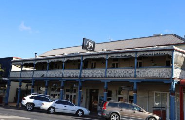 1886 'da Talbragar Caddesi, Dubbo, New South Wales, Avustralya' da inşa edilmiş güzel bir miras mimarisi cephesi.
