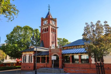 Wagga Wagga Adliyesi manzarası, 1902 'de Federasyon Serbest mimari tarzında, Wagga Wagga, New South Wales, Avustralya' da inşa edildi.