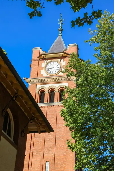 Wagga Wagga Adliyesi Saat Kulesi, 1902 'de Federasyon Serbest mimari tarzında, Wagga Wagga, New South Wales, Avustralya' da inşa edildi.