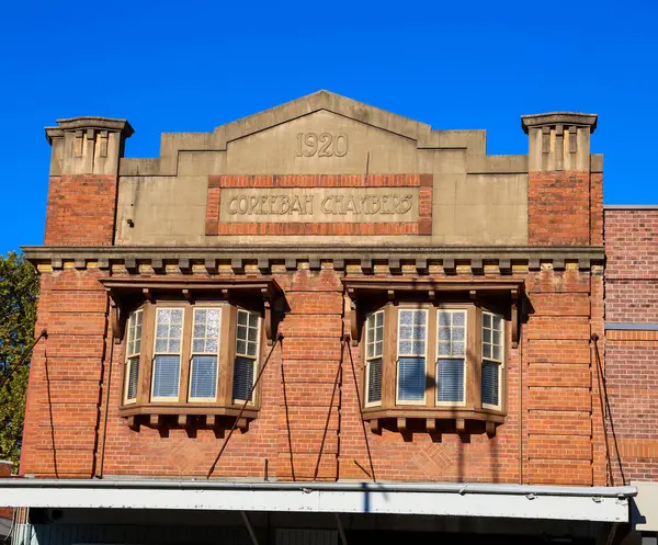 Coreebah Odası 'nın kalan bölümünün ön cephesi 1920' de Wagga Wagga, New South Wales, Avustralya 'da kırmızı tuğla mimari tarzında inşa edildi.