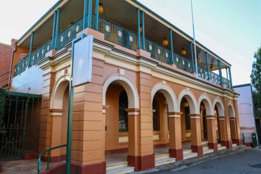 1888 'de, Wagga Wagga, New South Wales, Avustralya' da Viktorya Dönemi Klasik Mimarisi tarzında inşa edilen eski postanenin görüntüsü