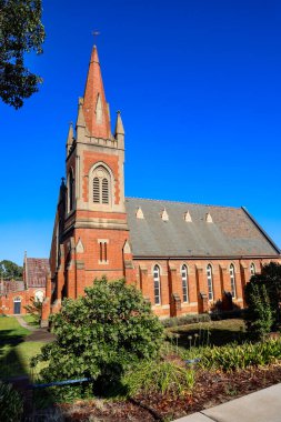 1890 'da Wagga Wagga, New South Wales, Avustralya' da inşa edilen tuğla ve kumtaşı bir Viktorya dönemi Gotik Diriliş binası olan St. Andrew Presbyterian Kilisesi manzarası
