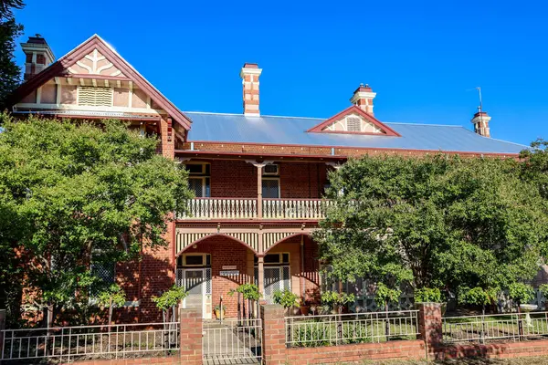 St.Michael Presbytery manzarası, 1902 'de yerli Gotik tarzda inşa edilmiş, Wagga Wagga, New South Wales, Avustralya' da. 