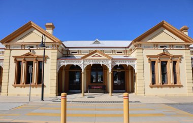 1879 'da Wagga Wagga, New South Wales, Avustralya' daki Tren İstasyonu cephesi 