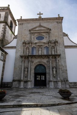Santa Cruz Kilisesi cephesi 1566 ve 1576 yılları arasında Portekiz 'in Viana do Castelo şehrinde inşa edilmiş bir Mannerist tapınak.