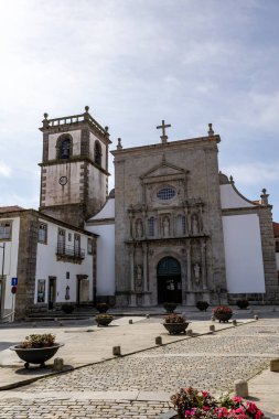 Santa Cruz Kilisesi cephesi 1566 ve 1576 yılları arasında Portekiz 'in Viana do Castelo şehrinde inşa edilmiş bir Mannerist tapınak.