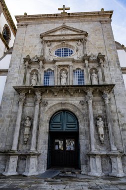 Santa Cruz Kilisesi 'nin ön cephesi 1566 ve 1576 yılları arasında Portekiz' in Viana do Castelo şehrinde inşa edilmiş bir Mannerist tapınak.