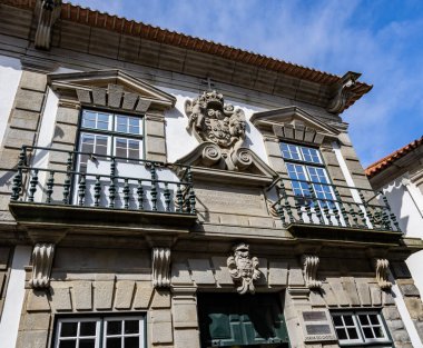 1691 'de Portekiz' in Viana do Castelo şehrinde inşa edilen Barok mimari tarzının Clerkship Evi (Casa da Vedoria) cephesi.