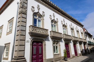 Portekiz 'in Viana do Castelo şehrinde 19. yüzyılda bir Neo-Manueline (neo-gotik) ile yeniden inşa edilen Agorreta ailesinin cephesi.