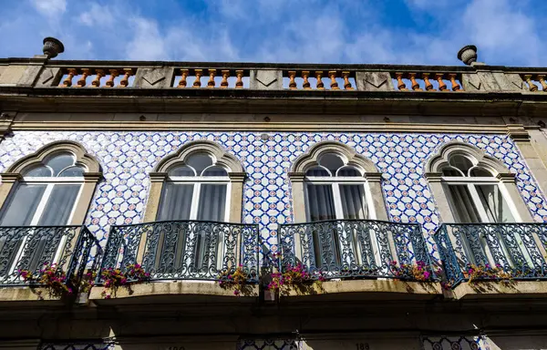 Manuel Espregueira ve Oliveira Sarayı cephesi, 19. yüzyılda Portekiz 'in Viana do Castelo şehrinde inşa edilmiştir.