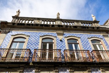 Portekiz 'in Viana do Castelo şehrinde Azulejos adı verilen ünlü Portekiz tarzı seramik seramik seramiklerle kaplı bir miras binasının manzarası.