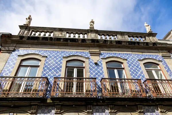 Portekiz 'in Viana do Castelo şehrinde Azulejos adı verilen ünlü Portekiz tarzı seramik seramik seramiklerle kaplı bir miras binasının manzarası.