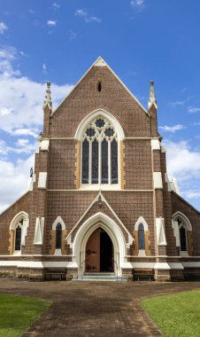 1878-1921 yılları arasında Maryborough, Queensland, Avustralya 'da Gotik Diriliş tarzında inşa edilen St. Paul Anglikan Kilisesi cephesi.