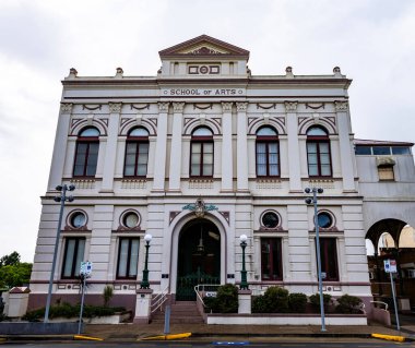Sanat Okulu cephesi, 1887 'de Maryborough, Queensland, Avustralya' da klasik canlandırma mimarisi tarzında inşa edilmiştir.