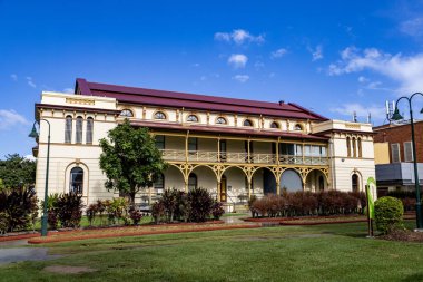 1877 'de Maryborough, Queensland, Avustralya' da Victoria Dönemi Klasik İtalyan mimarisi tarzında inşa edilen Mahkeme Binası 'nın arka cephesi.