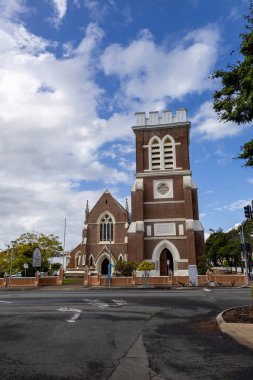 1878-1921 yılları arasında Maryborough, Queensland, Avustralya 'da Gotik Diriliş tarzında inşa edilen St. Paul Anglikan Kilisesi cephesi.