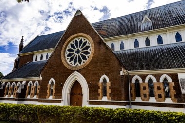 1878-1921 yılları arasında Maryborough, Queensland, Avustralya 'da Gotik Diriliş tarzında inşa edilen St. Paul Anglikan Kilisesi' nin yan girişi.
