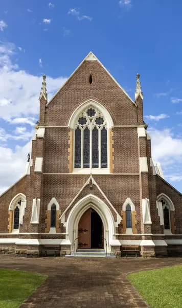 1878-1921 yılları arasında Maryborough, Queensland, Avustralya 'da Gotik Diriliş tarzında inşa edilen St. Paul Anglikan Kilisesi cephesi.