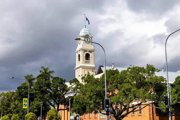 Belediye binasının saat kulesi, 1908 'de Amerikan sömürge mimari tarzında inşa edilmiş, Maryborough, Queensland, Avustralya' da.