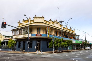 Central Hotel cephesi, 1885 'te Victorian ve Queensland demiryolu mimari tarzında inşa edildi, Maryborough, Queensland, Avustralya' da.